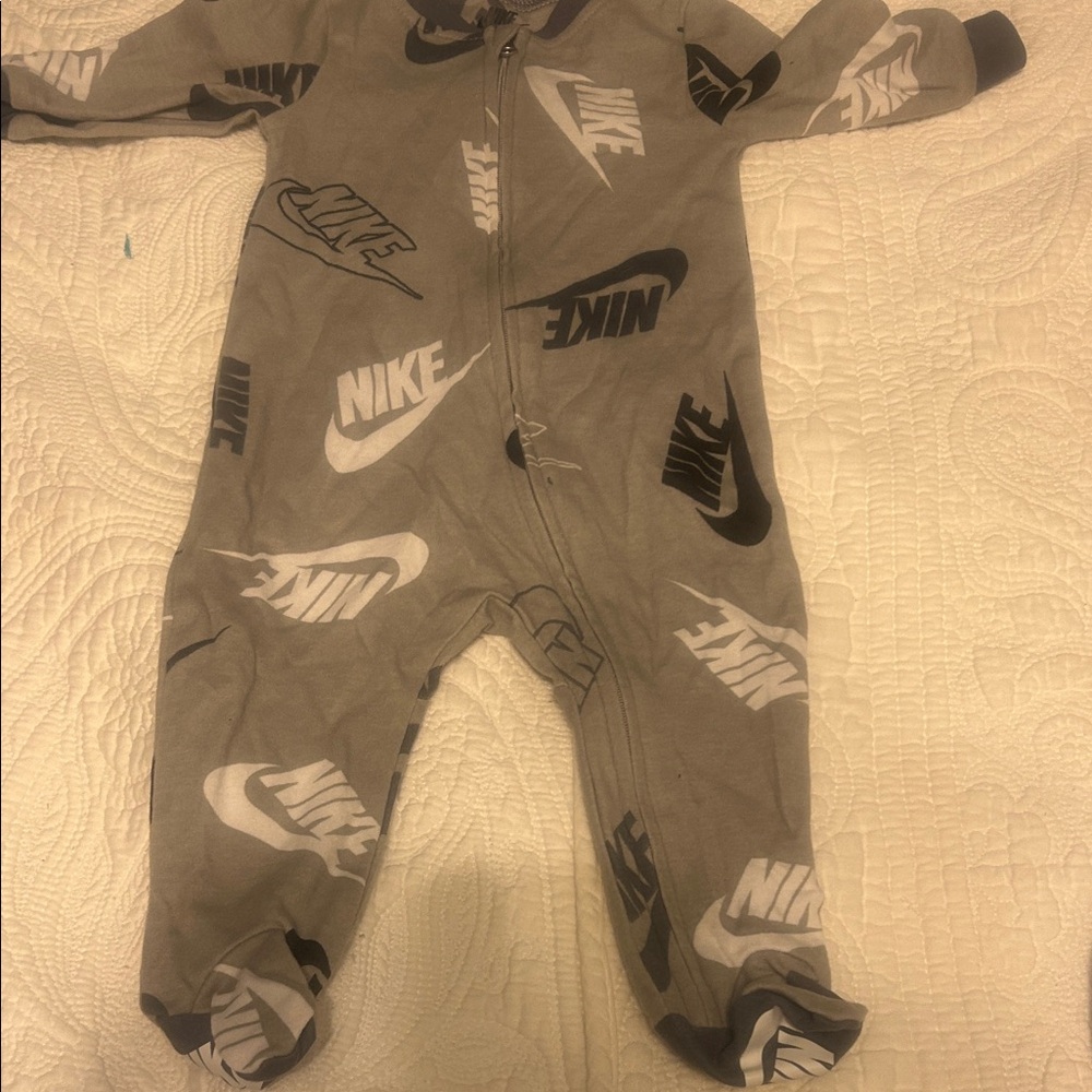 Nike Kids Gray and Black Logo Footie